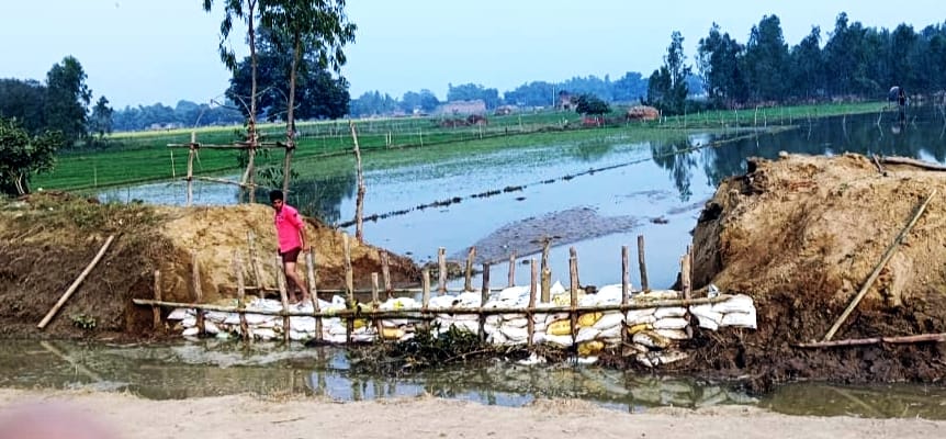The cutting of the canal track was stopped by placing sacks filled with soil