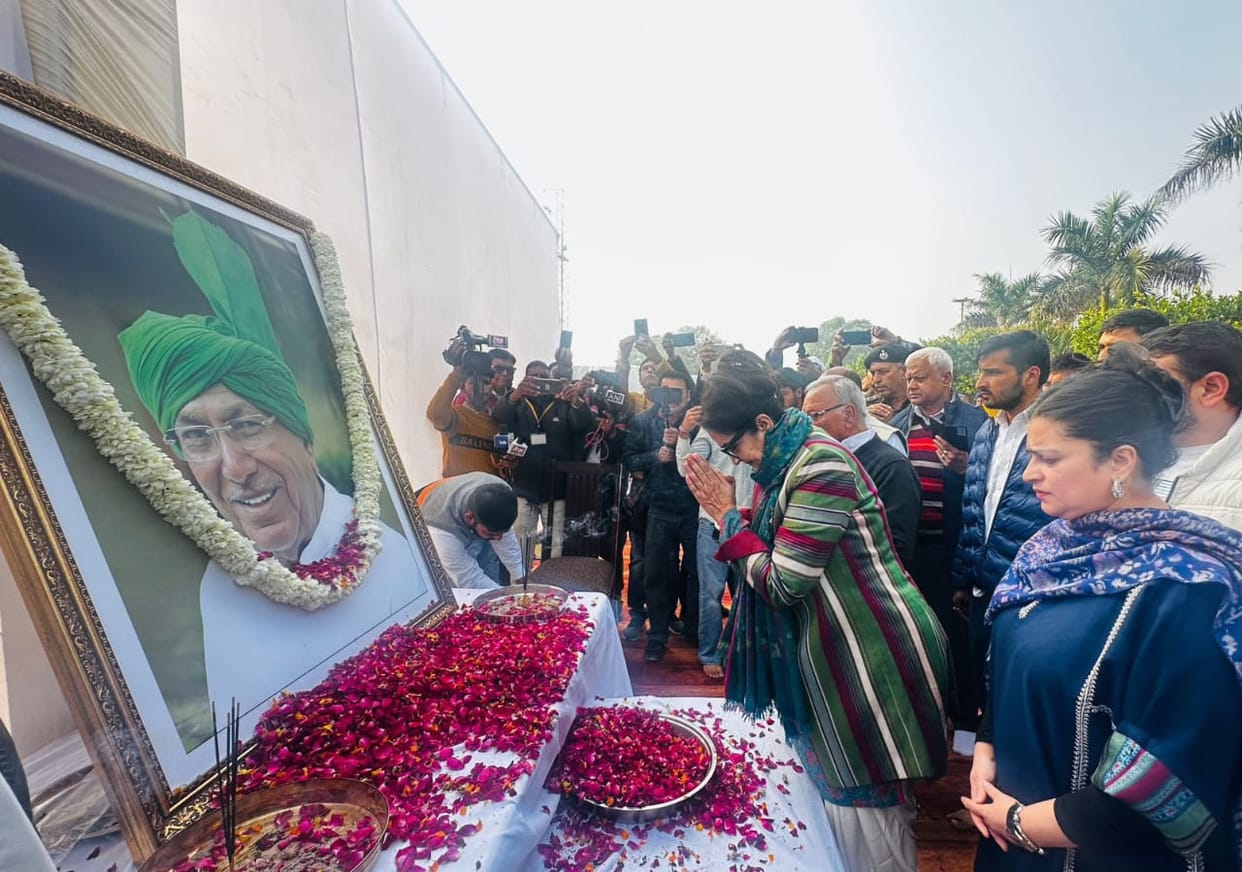 Politicians who came to pay tribute to former Chief Minister Omprakash Chautala, Kiran Choudhary said - he was fortunate to see the fourth generation in the Assembly.
