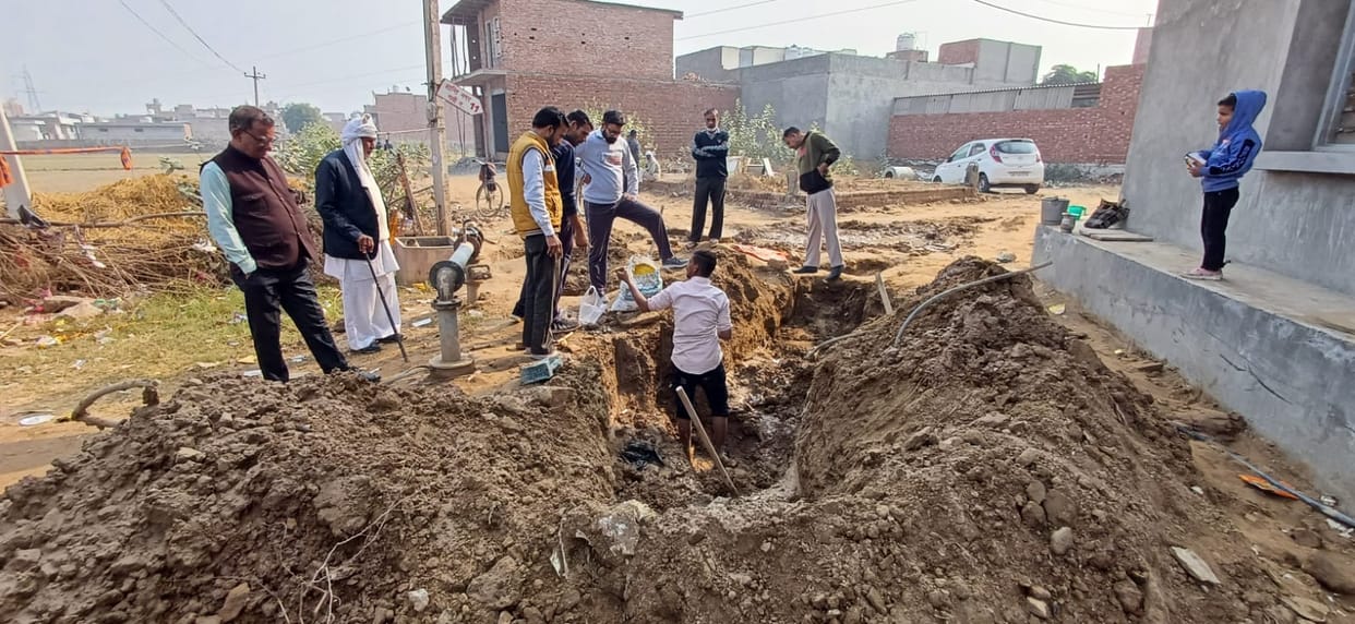 Was adding connection to drinking water line for illegal colony, colonizer ran away when protested