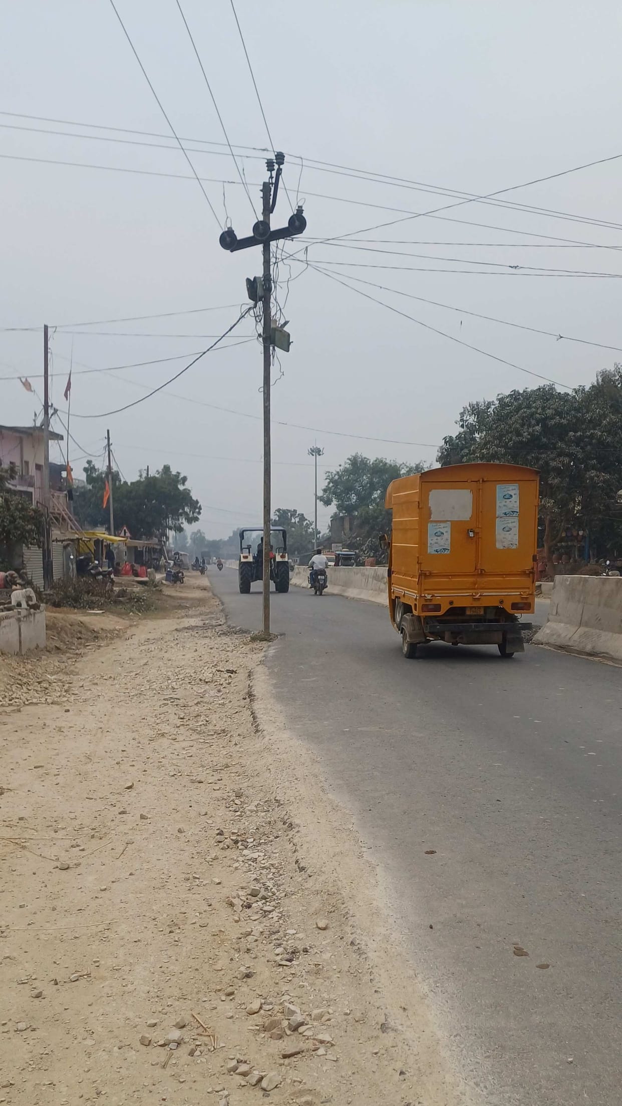 Danger of accident due to electric pole in the middle of the road