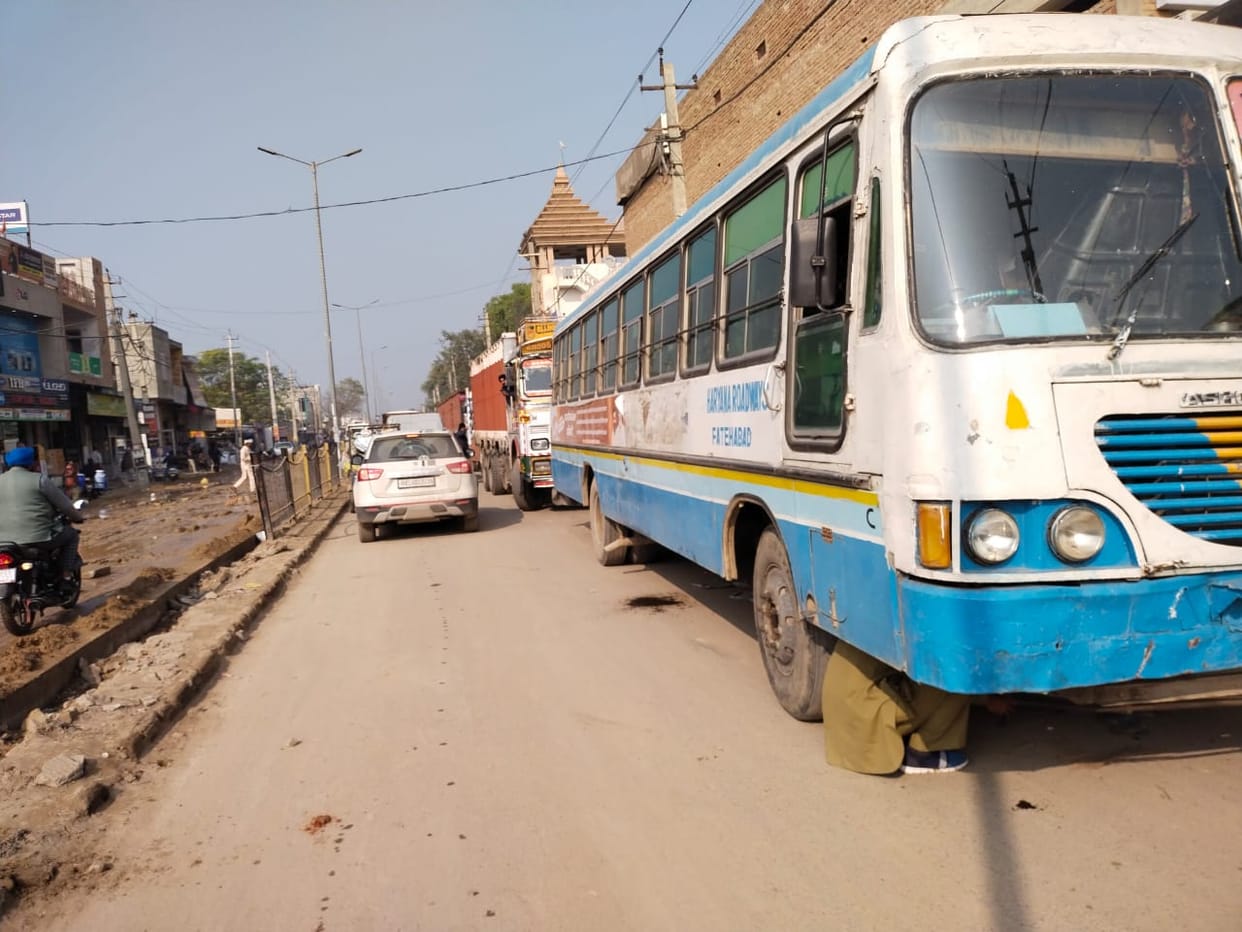 Roadways bus broke down on provincial highway, long traffic jam occurred