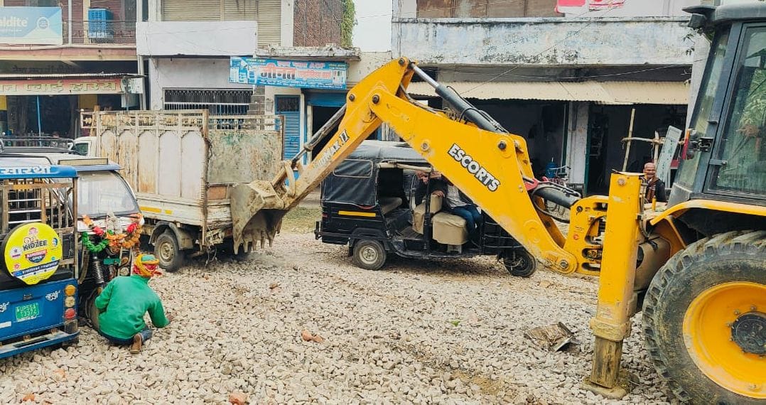 Vehicles stuck on Khajuriya road have to take help from JCB