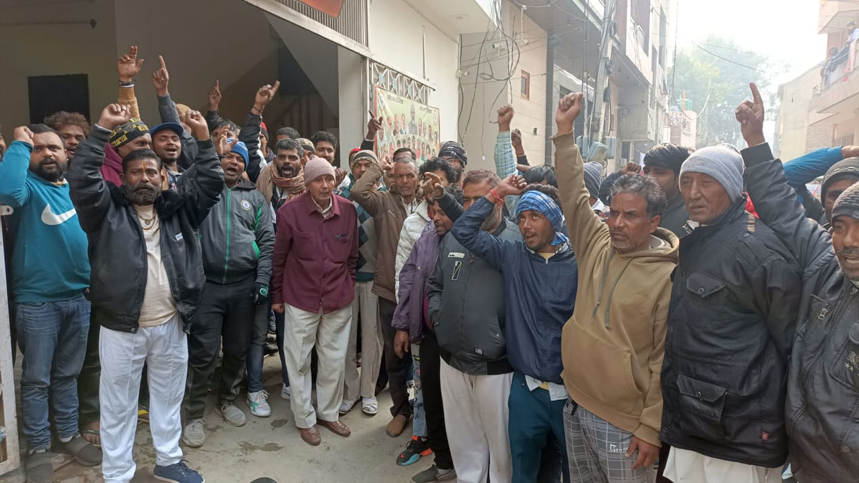E-rickshaw drivers demonstrated at MLA's residence, protested against challan