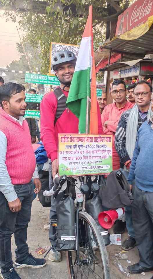 Abhishek reached Babhnan while touring India on bicycle