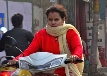 Delhi Weather: ठंडी हवाओं ने बढ़ाई ठिठुरन, तीन दिन के लिए कोहरे का यलो अलर्ट, पढ़ें पूरा पूर्वानुमान Cold winds increase chill in Delhi fog yellow alert for three days