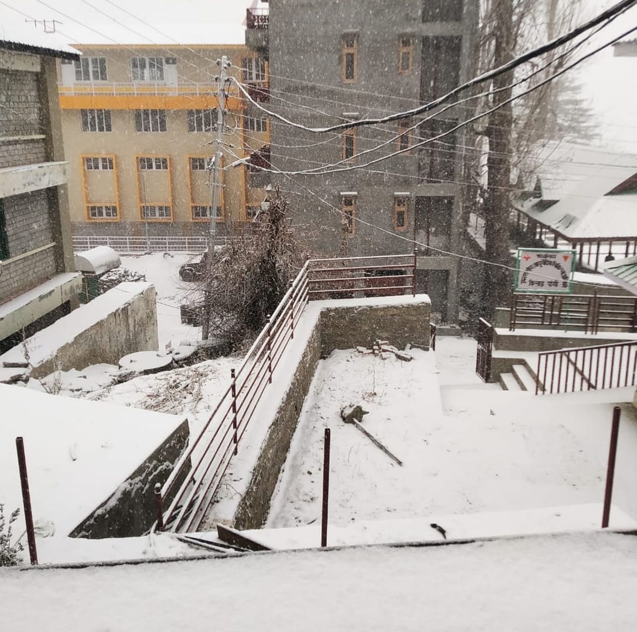 Heavy snowfall in Pangi, 18 bus routes disrupted, severe cold due to rain in lower areas