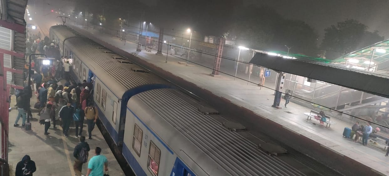 Fog slowed down the speed of trains, Unchahar Express was delayed by four hours and Dadar Express by two and a quarter hours