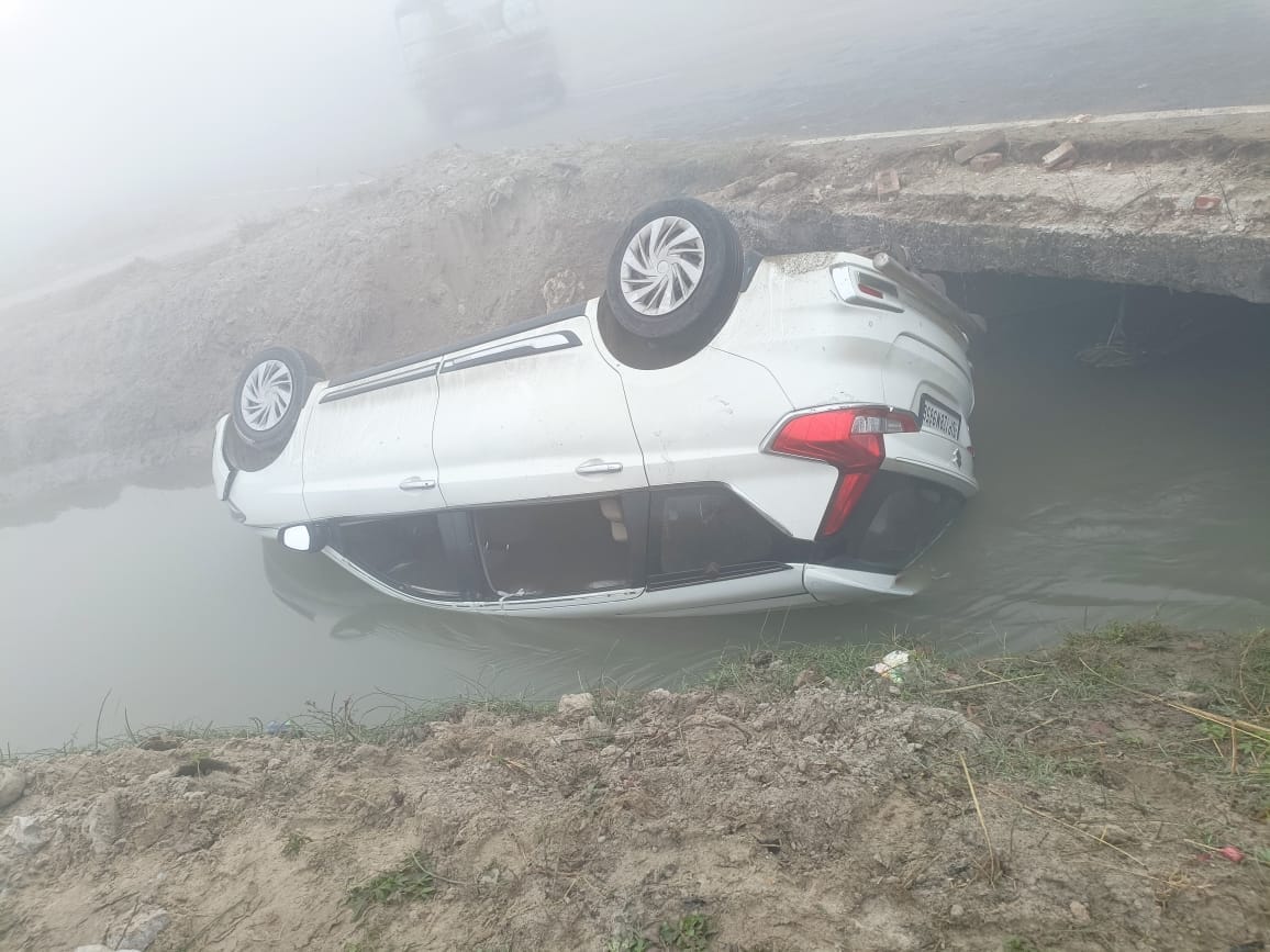 Car fell into drain in fog, five injured