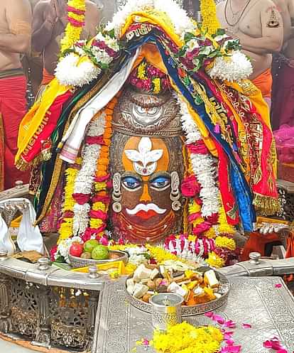 Ujjain Mahakal: भांग से हुआ बाबा महाकाल का आलौकिक शृंगार, भस्म आरती में चारों ओर गूंजा 'जय श्री महाकाल' Ujjain Mahakal: Baba Mahakal's supernatural makeup was done with cannabis