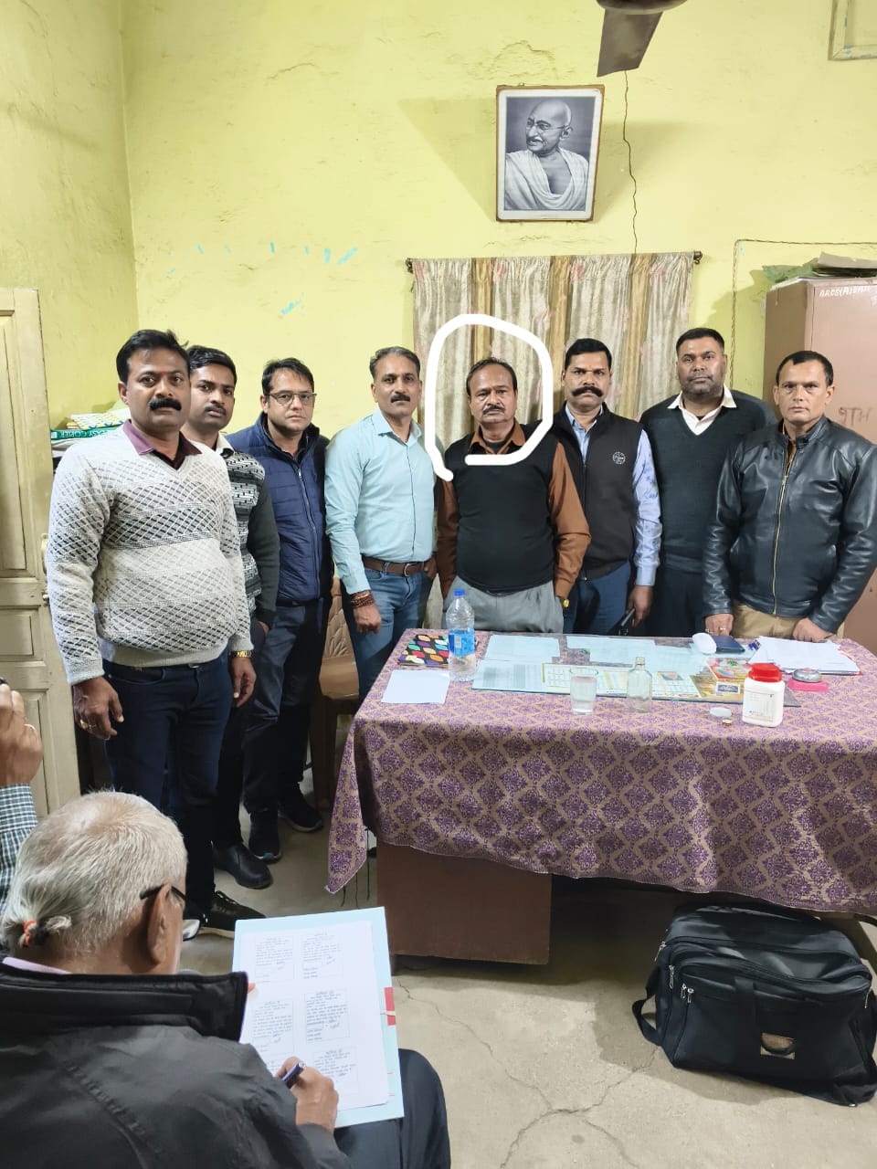 लोकायुक्त पुलिस के साथ खड़ा आरोपी