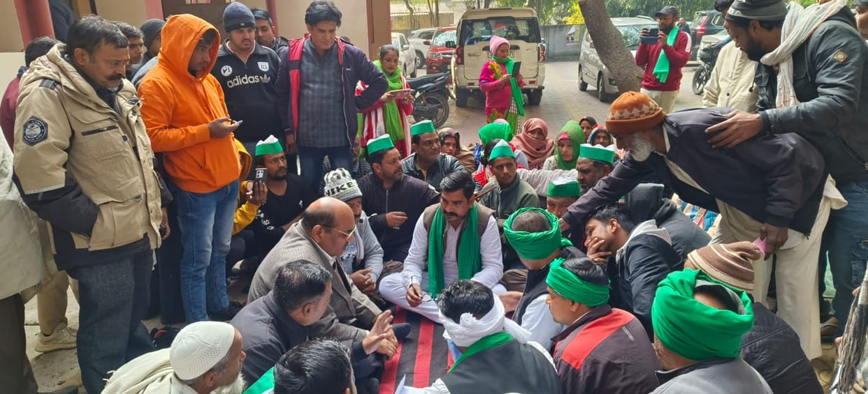 Bhakiyu Kisan Sabha staged a sit-in protest in the tehsil over the problems related to road and electricity bill