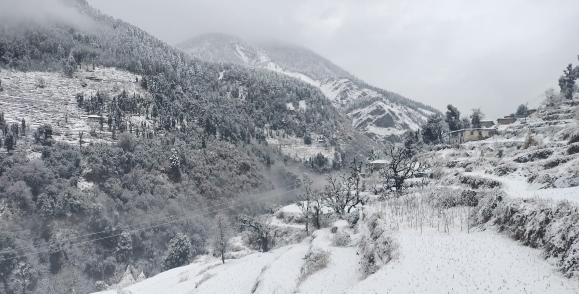 Snowfall: Snowfall in Kashmir breaks record, Srinagar-Jammu highway closed, stranded tourists get relief in mo