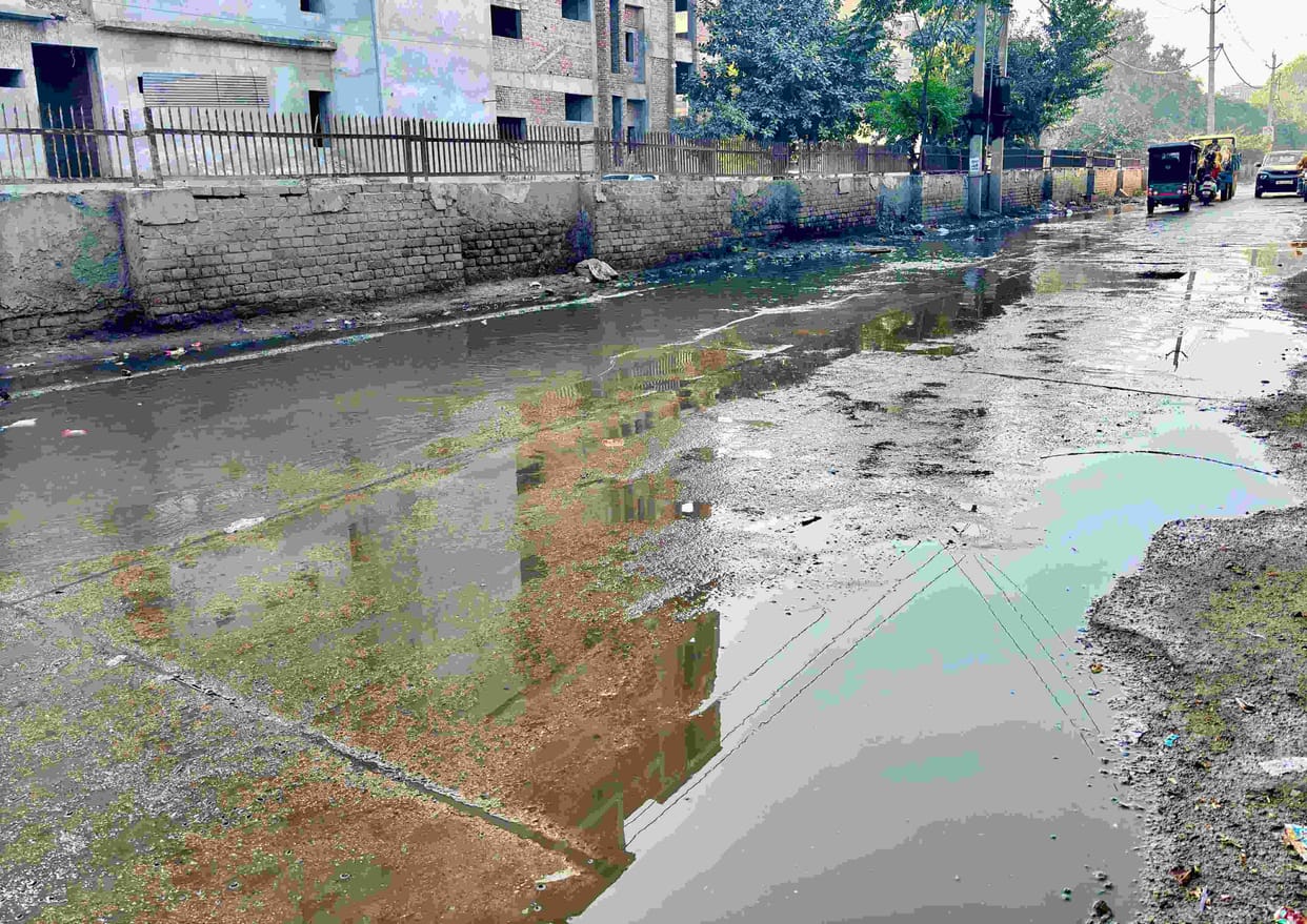 The road adjacent to the civil hospital is always filled with dirty water, people are troubled