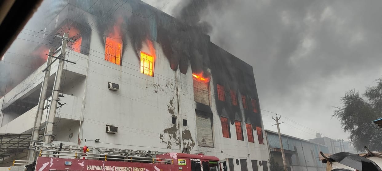 Fire broke out in a footwear factory located in MIE, 12 vehicles were engaged in extinguishing the fire
