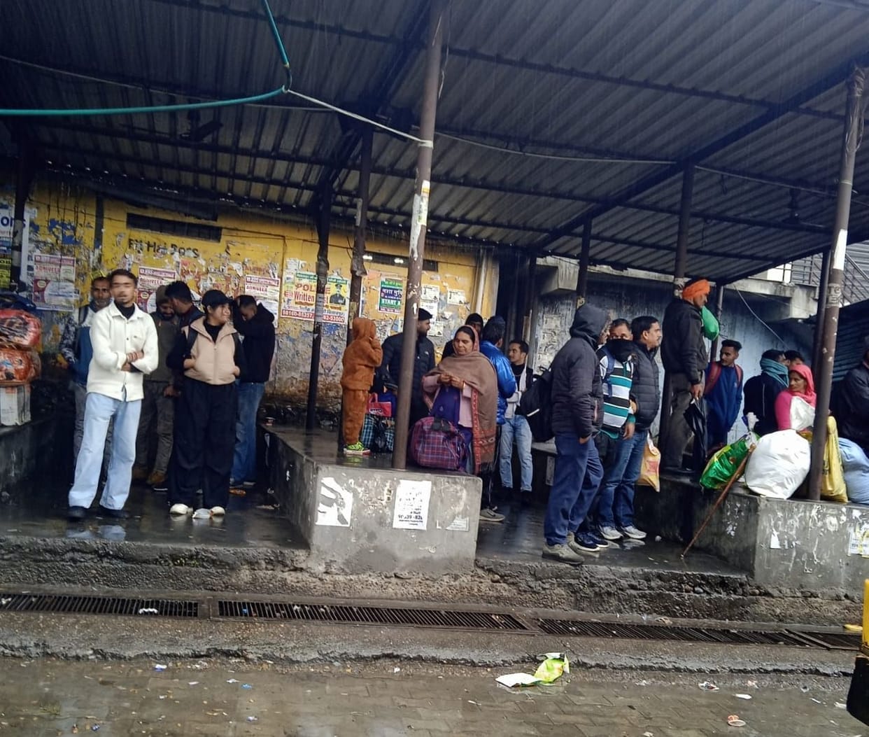 Water entered the rain shower, stood and waited for buses