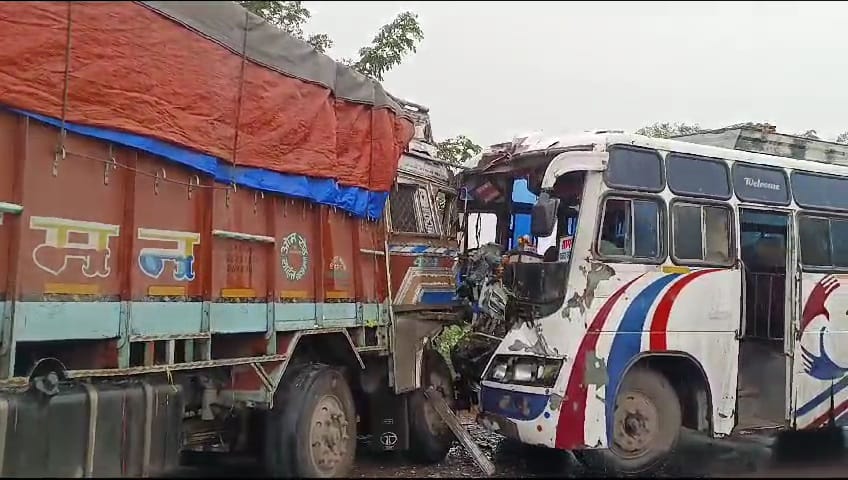 Damoh News: 25 injured in collision between bus and truck on Hata-Panna highway
