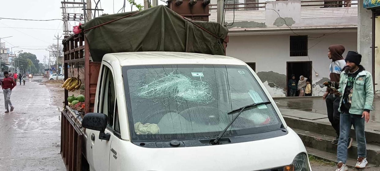 The glass of the vegetable vendor's car was broken after being attacked and beaten up