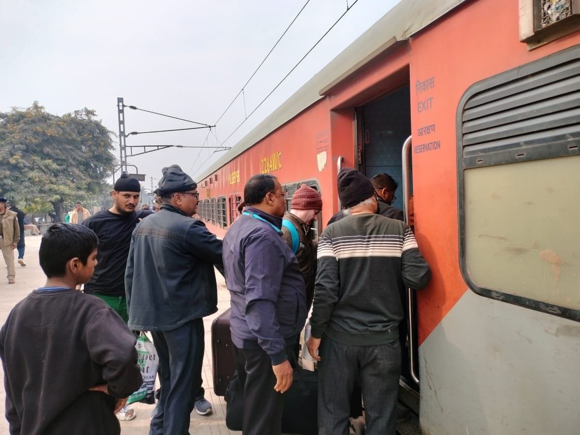 Express trains late...passenger becomes support for local passengers