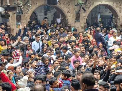 मथुरा। ठाकुर बांकेबिहारी मंदिर में आराध्य के दर्शन करते श्रद्धालु।