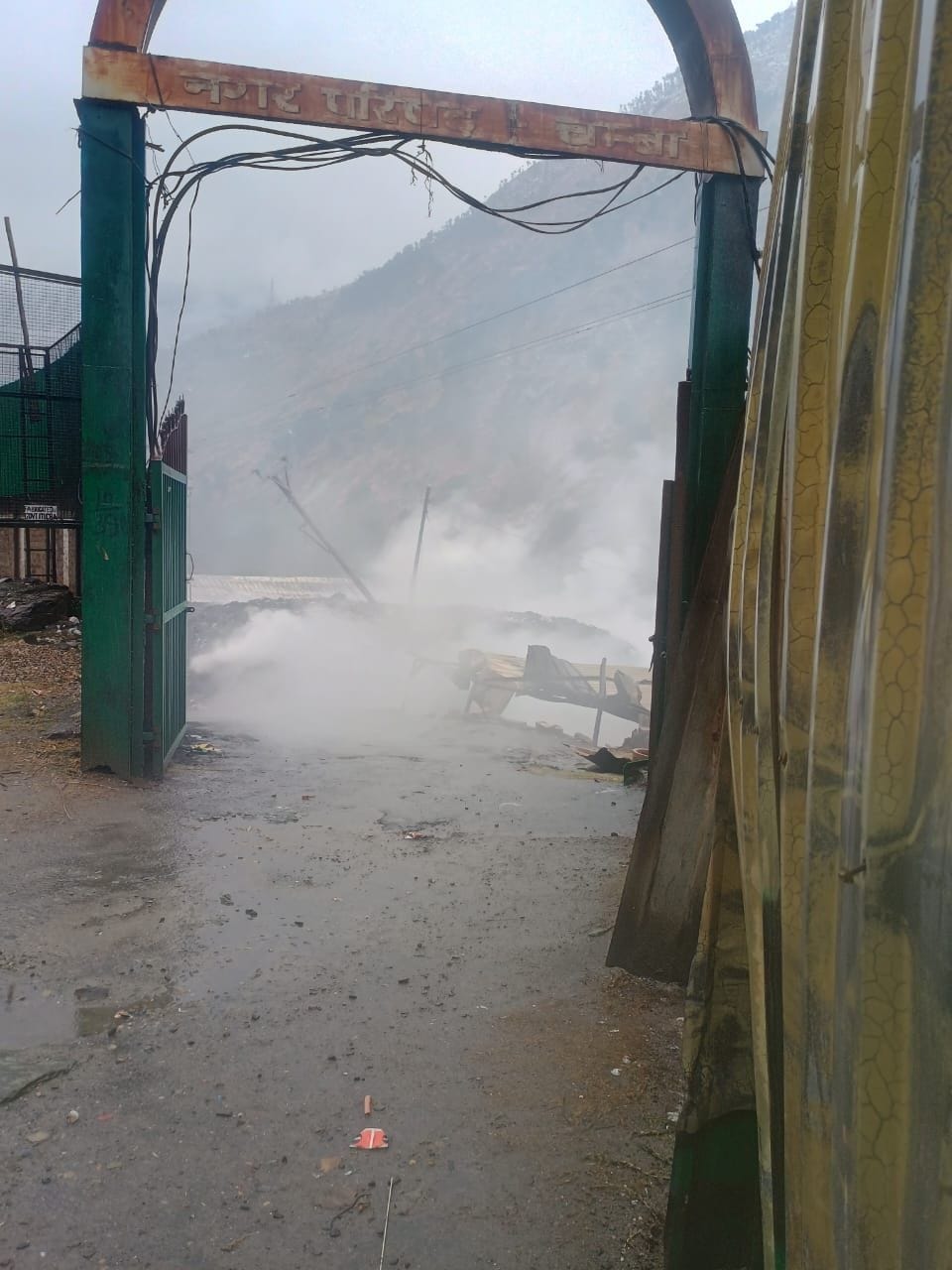 The fire did not extinguish even in the rain, poisonous smoke continued to rise even on the third day