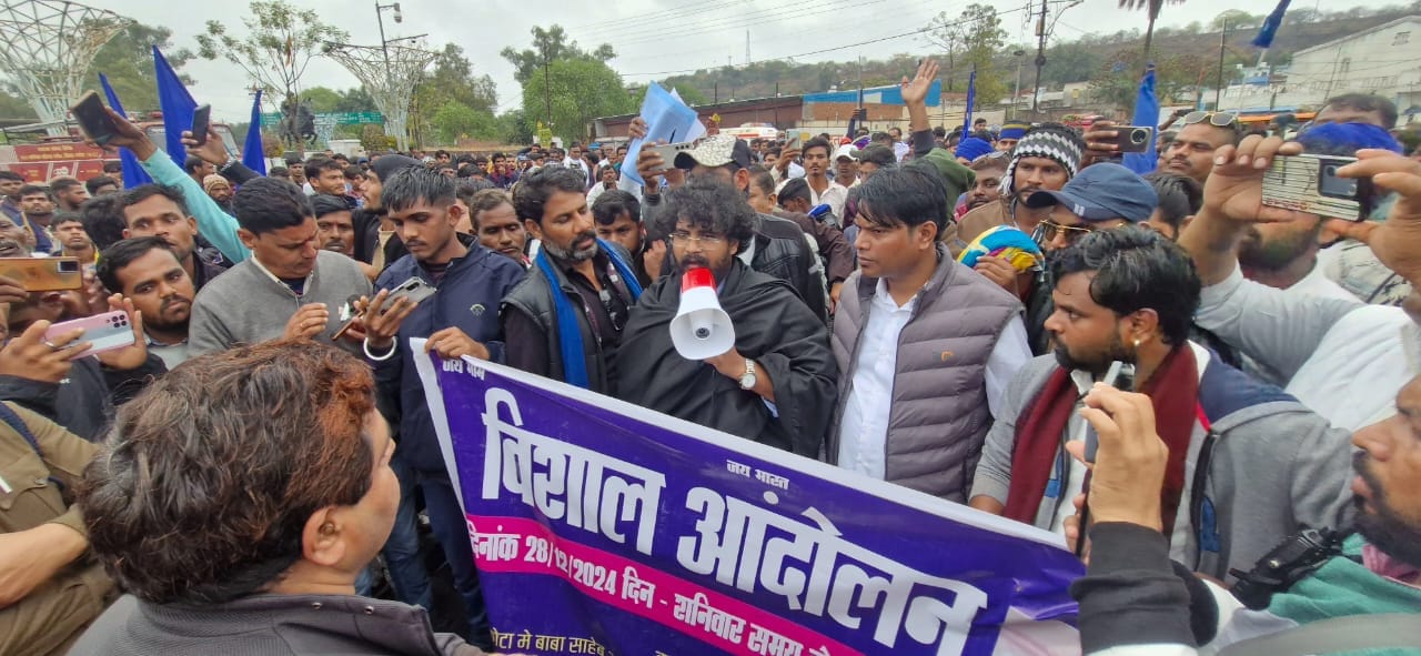 प्रदर्शन करते लोग