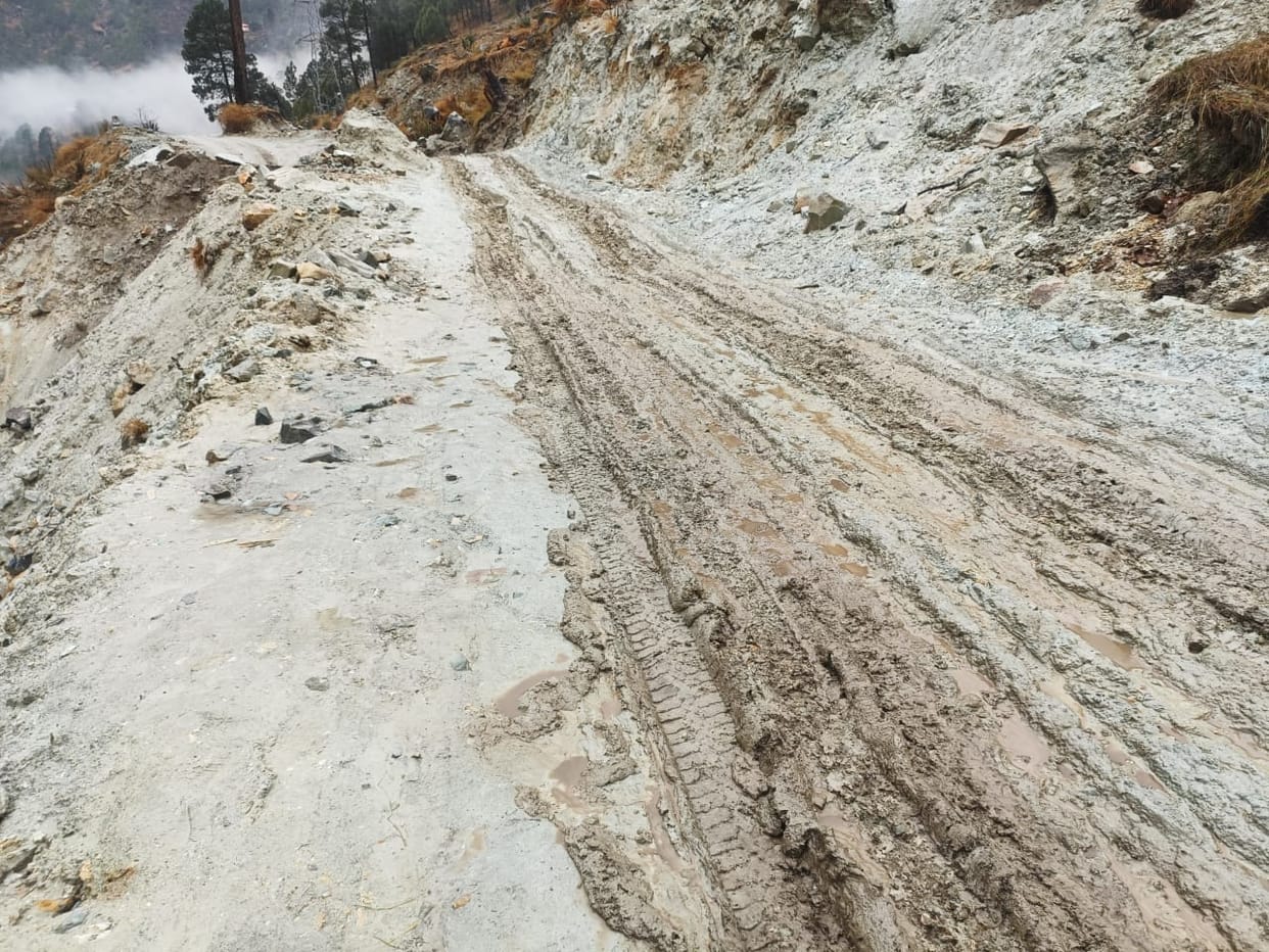 Traffic not restored on NH-5 in Narkanda for second day