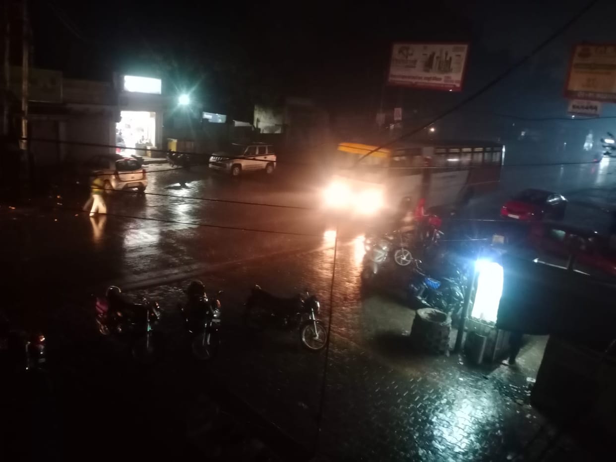 Fog slowed down the speed of vehicles, people shivered from the cold