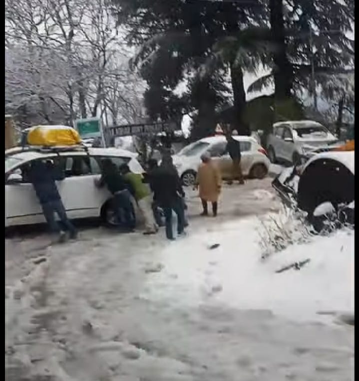 Two feet snowfall in Dainkund, one foot snowfall in Lakkarmandi