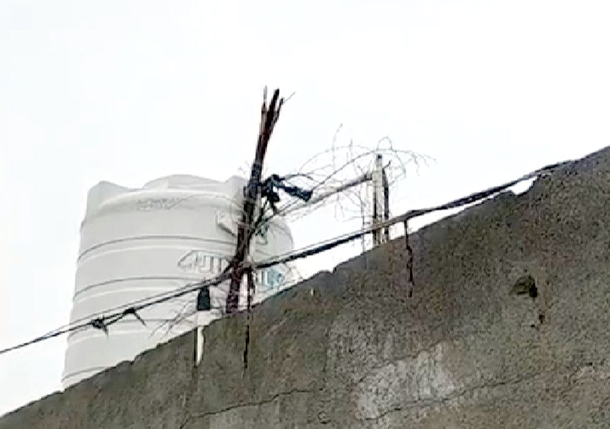 Lightning strikes roof of house, family narrowly escapes