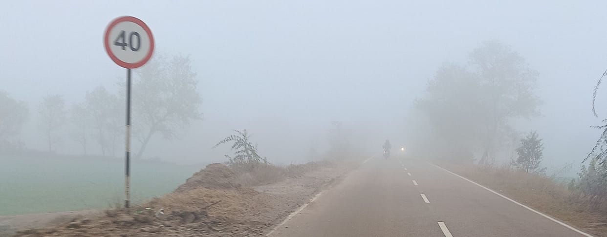 Fog stopped the speed of vehicles, visibility remained at 10 meters
