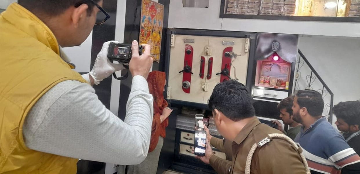 Jewellery worth Rs 7 lakh stolen from a jeweler's shop