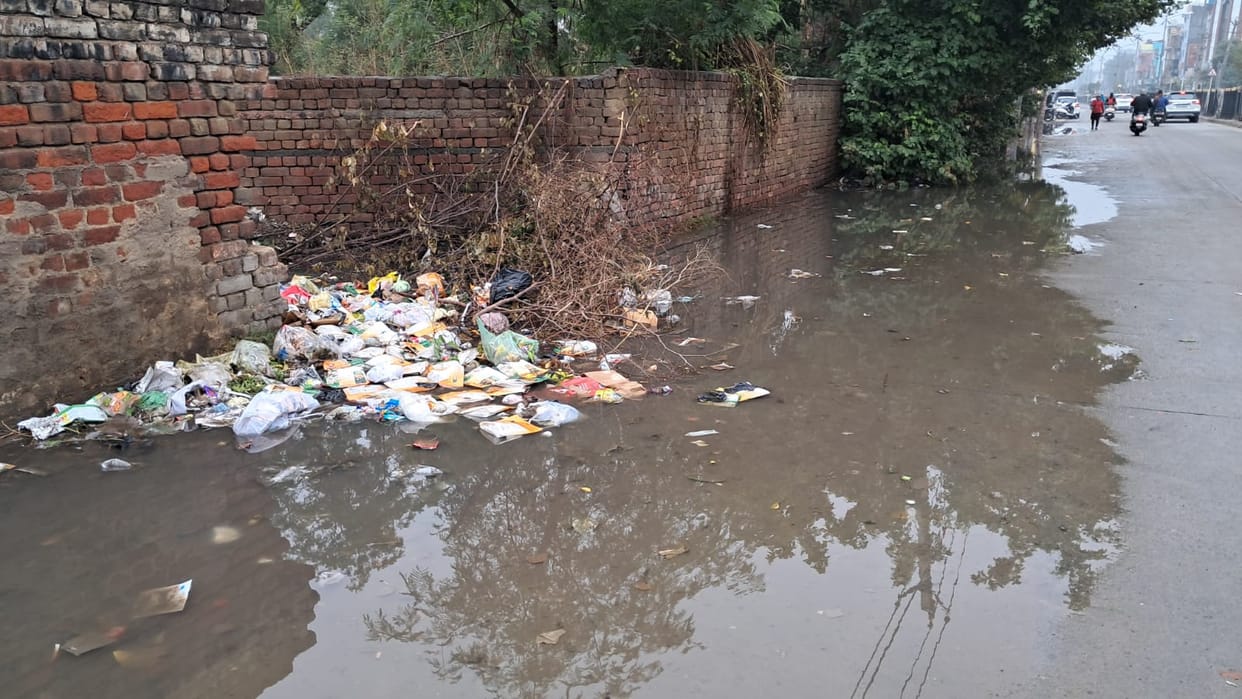 Trouble increased after rain, contaminated sewer water on the road
