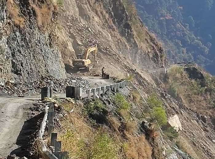 Landslide in Sal drain on Chamba-Koti road, vehicular movement halted