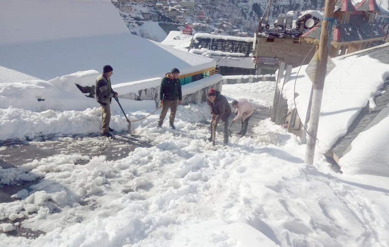 Sunshine, PWD workers busy in restoring roads