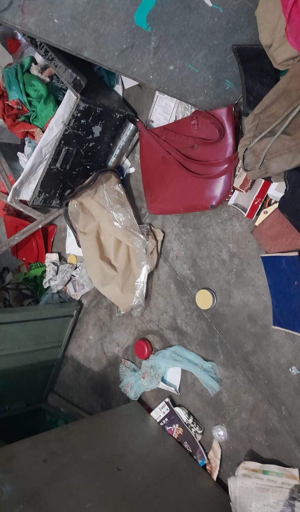 Jewelery worth Rs 8 lakh was collected by cutting the cupboard gate with a cutter.