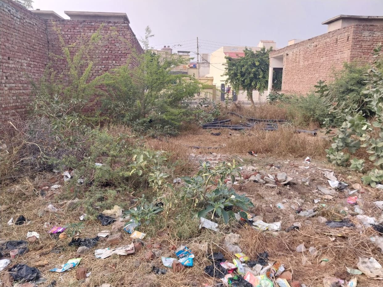 The empty space of HSVP becomes a shelter for drug addicts, a gathering takes place in the evening.