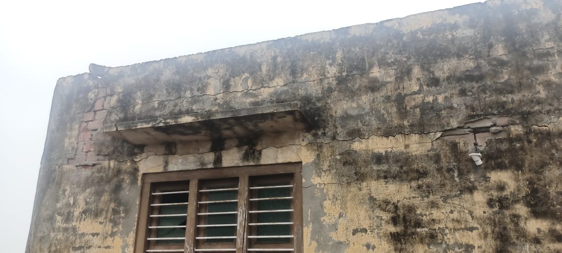The roof of two houses collapsed in the rain, an eight-year-old child lying on a cot was injured