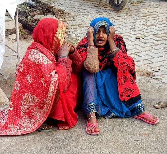 Four youths plucking water chestnuts fell into the pond, one died