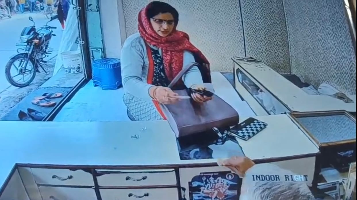 Woman who came on the pretext of shopping stole jewelery worth four lakhs