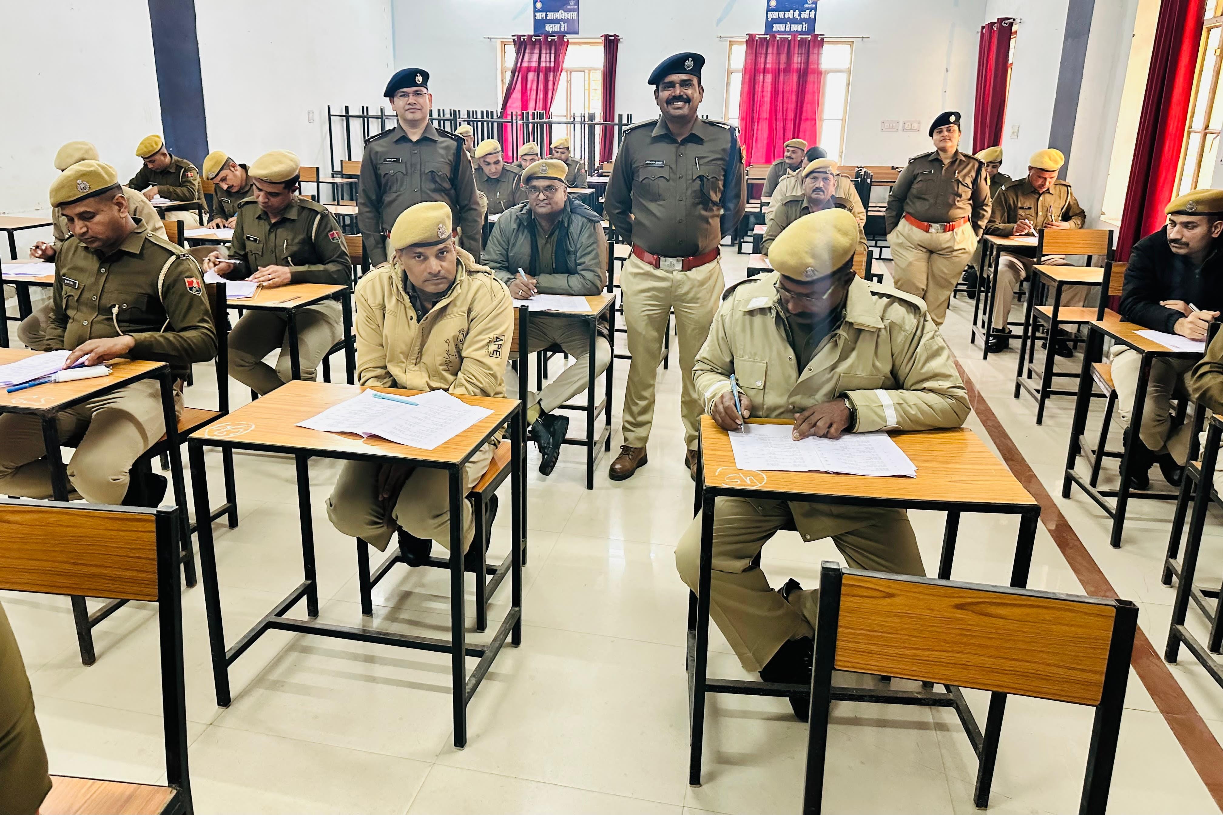 जेल प्रहरियों ने पदोन्नति के लिए लिखित परीक्षा दी