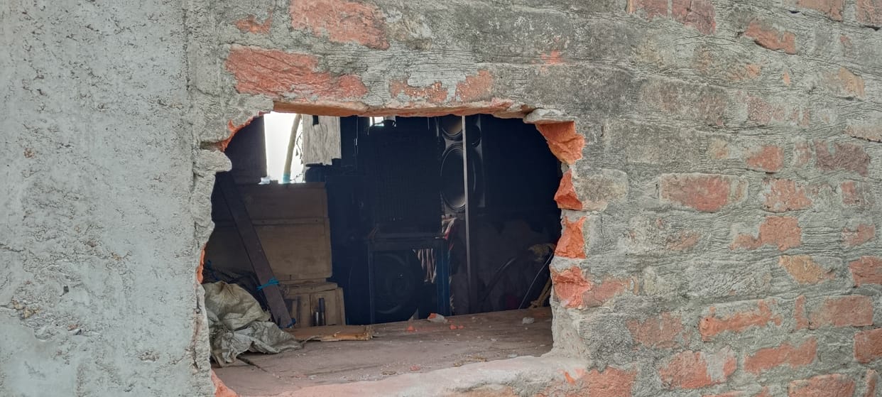 Burglary by breaking into DJ and light shop