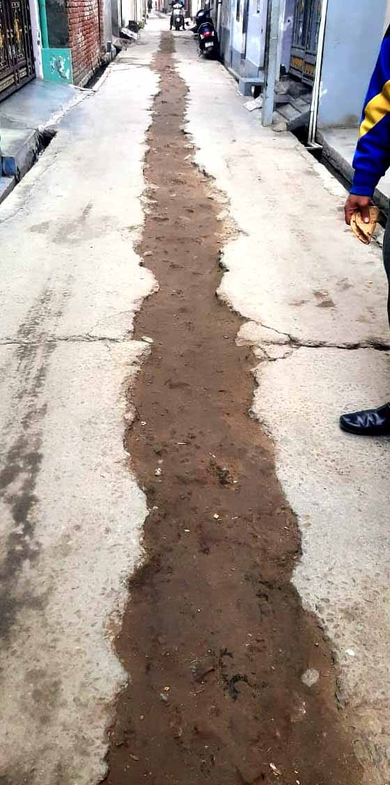 The road was dug for the pipeline, yet water did not reach the houses.