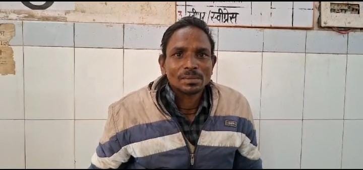 The lineman who went to cut the electricity connection with the JE was beaten by a bully
