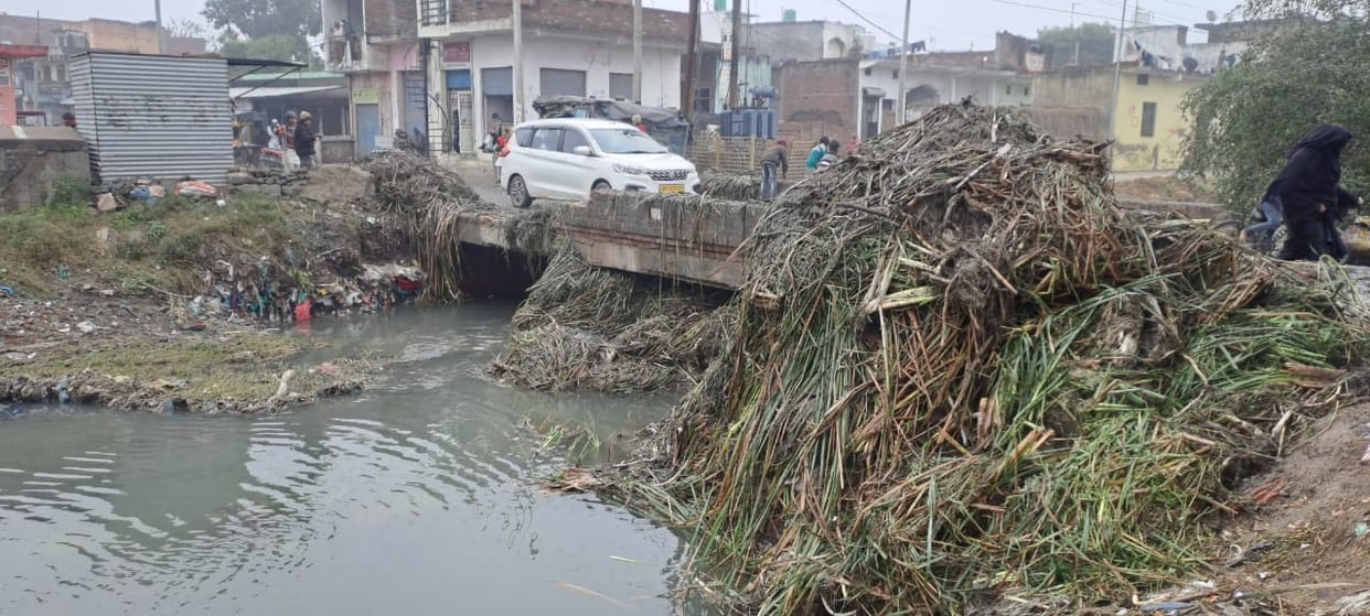 There was a flood in Ruhra, water entered the fields and people's houses