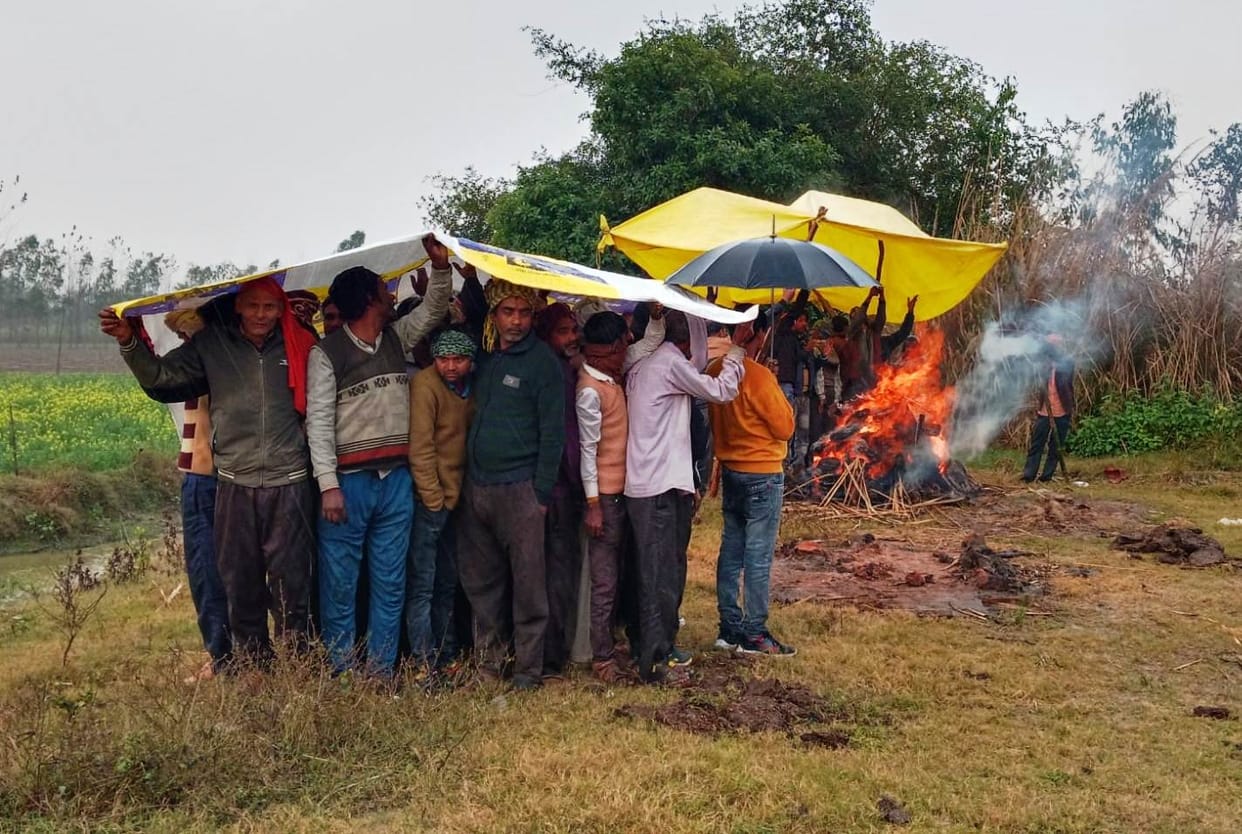 Due to lack of cremation ground, cremation was done in the rain.