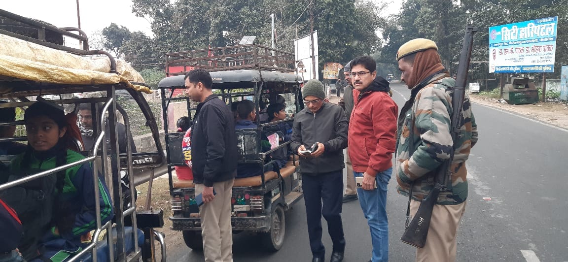 10 e-rickshaws carrying children seized, challan for four vehicles