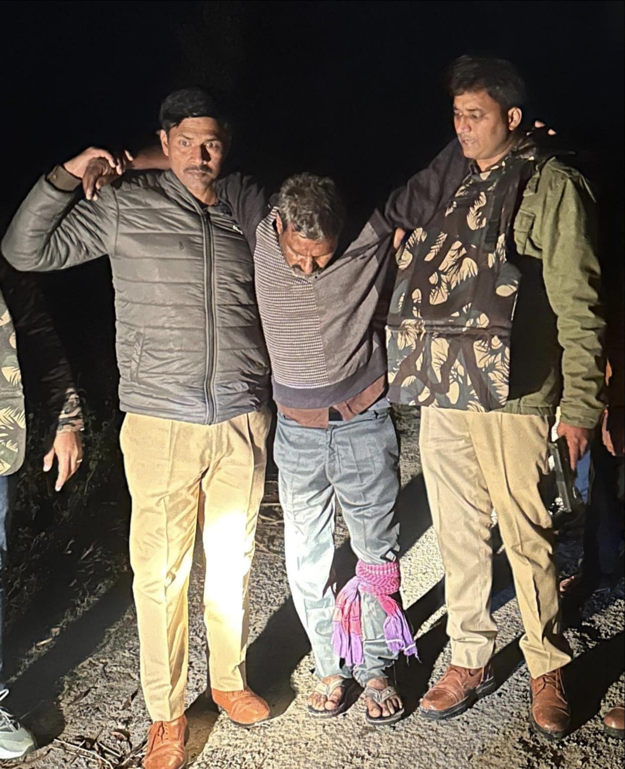 Four thieves caught in encounter, one shot
