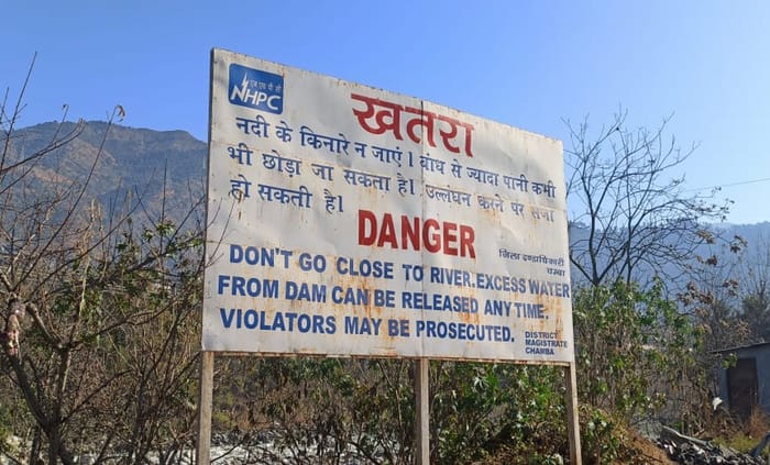 Ignoring warnings, tourists are playing pranks on the banks of Ravi river