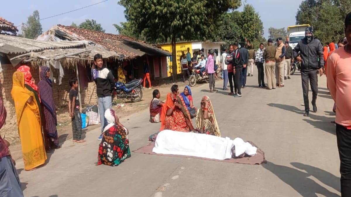 सड़क पर शव रखकर प्रदर्शन करते परिजन और उपस्थित पुलिस बल