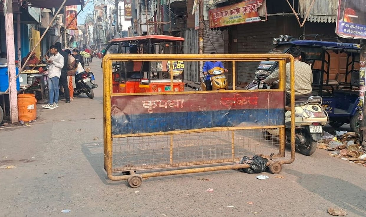 Barriers should be installed to prevent e-rickshaws from entering the market
